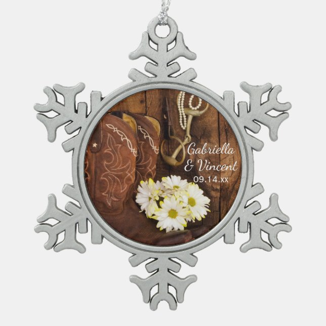 Cowboy Boots Daisies and Horse Bit Country Wedding Schneeflocken Zinn-Ornament (Vorderseite)