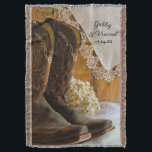 Cowboy Boots und Lace Country Western Hochzeit Decke<br><div class="desc">Personalisieren Sie die charmanten Cowboy Stiefel und Lace Country Western Wedding Throw mit den Namen der Braut und Bräutigam und Heirat-Zeremonie Datum zu schaffen, um eine persönliche Verlobung, Brautparty oder halten Sake Hochzeit Geschenk. Diese rustikale, schicke Hochzeitsdecke aus Western zeigt ein malerisches Blumenfoto mit braunen Lederkuchenstiefeln, getrockneten, weißen Hydrangea-Blume-Blüten, weißem...</div>