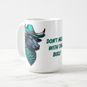 Cowboy Bull mit türkisfarbenem Hut und Gemustertem Kaffeetasse