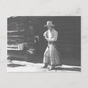 Cowboy, der aus einer Peter-Pan-Erdnussbutterdose  Postkarte