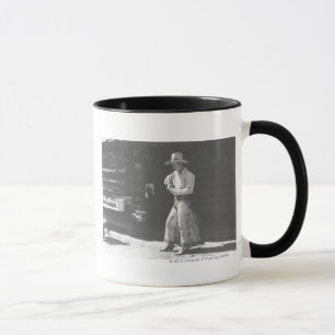 Cowboy, der aus einer Peter-Pan-Erdnussbutterdose  Tasse