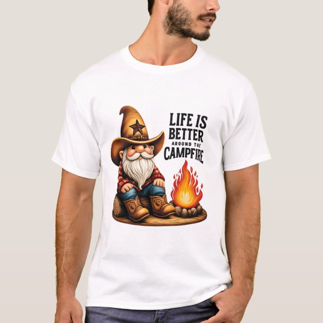 Cowboy Gnome Life ist besser um das Campfeuer T-Shirt (Vorderseite)