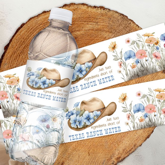 Cowboy Hat mit Boho Wildblumen Funny Texas Ranch Wasserflaschenetikett (Funny Ranch Water Bottle Labels from the Boho Elephant Baby Shower Collection by Darling & May)
