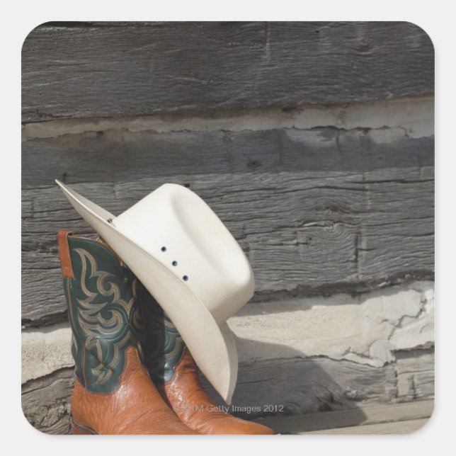 Cowboy-Hut auf Cowboystiefeln außerhalb einer Bloc Quadratischer Aufkleber (Vorderseite)