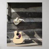 Cowboy-Hut auf Gitarre, die sich auf der Blockhütt