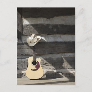 Cowboy-Hut auf Gitarre, die sich auf der Blockhütt Postkarte