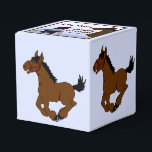 Cowboy Kid Birthday Party Fevor Box Geschenkschachtel<br><div class="desc">Eine grafische Darstellung eines lustigen Cowboys und seines Pferdes auf einer Geburtstagsparty Gunst Box.</div>