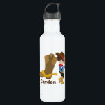 Cowboy Kids Niedlich Boys Monogram Rodeo Wild West Edelstahlflasche<br><div class="desc">Ein niedliches,  individuelles Cowboy-Geschenk mit einem Bauernkind,  das sich gegen einen riesigen Cowboy lehnt und seinen braunen Hut mit einem gelben Stern kippt. Eine großartige Landkinder-Wasserflasche personalisiert mit ihrem Namen für eine lustige Rodeo-Thema Geburtstagsparty im wilden Westen.</div>