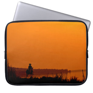Cowboy Männer reiten auf Pferden bei Sonnenunterga Laptopschutzhülle