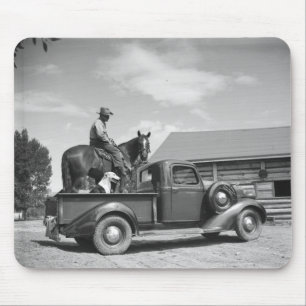 Cowboy mit Pferd in einem Lastwagen Mousepad
