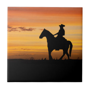 Cowboy-oder Cowgirl-Reitpferd im Sonnenuntergang Fliese
