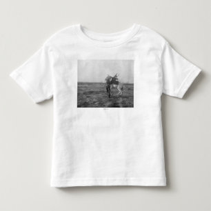 Cowboy "Red Saunders" Saddles a Bronco Kleinkind T-shirt