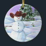 Cowboy Snowman Keramikornament<br><div class="desc">Cowboy Snowman illustriertes Bild. Er trägt einen braunen Cowboyhut,  sitzt in Schneerollen mit Kiefern und lila Sonnenuntergang im Hintergrund.</div>