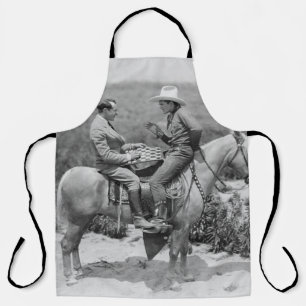 Cowboy und Geschäftsmann spielen Dame auf einem Pf Schürze