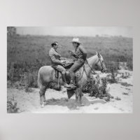 Cowboy und Geschäftsmann spielen Schachbretter auf
