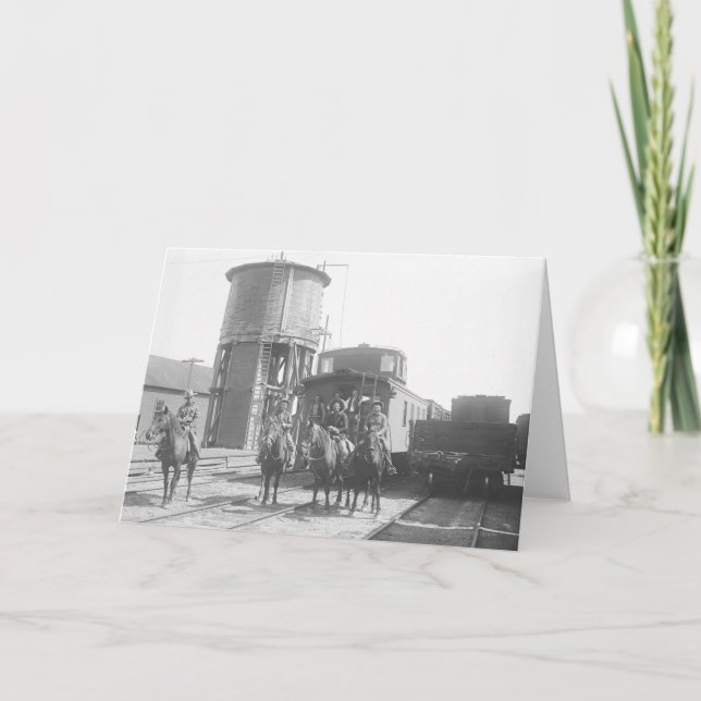 Cowboys auf den Pferden, die vor einem Zug Karte (Vorderseite)