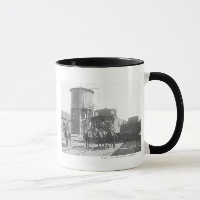 Cowboys auf den Pferden, die vor einem Zug Tasse (Rechts)