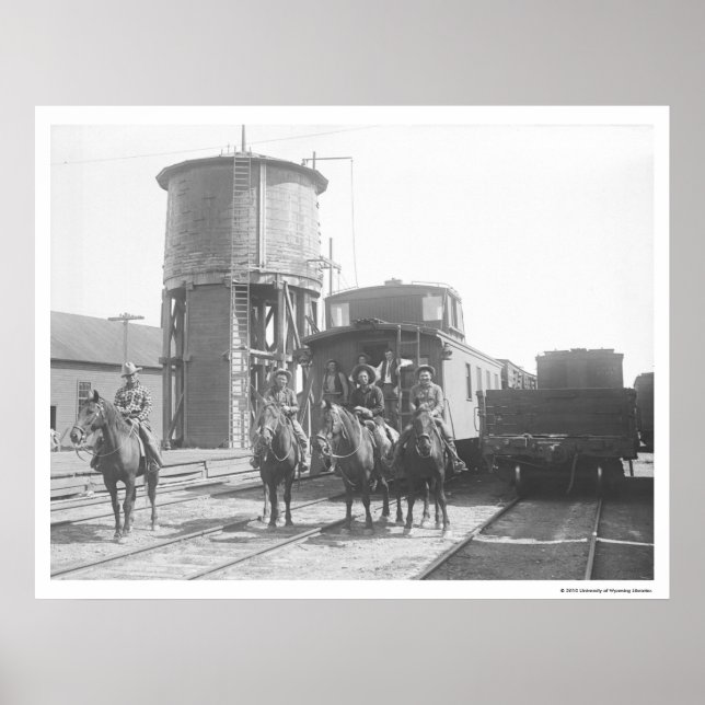 Cowboys bei Pferden, die vor einem Zug posieren Poster (Vorne)