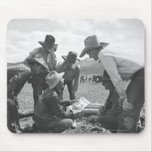 Cowboys, die eine Zeitschrift schauen Mousepad