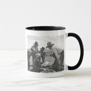Cowboys, die eine Zeitschrift schauen Tasse