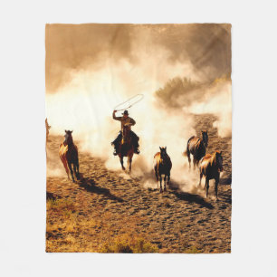 Cowboys jagen wilde Pferde. Zäumen und Reiten, Fleecedecke
