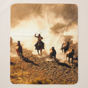 Cowboys jagen wilde Pferde. Zäumen und Reiten, Sherpadecke