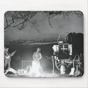 Cowboys singen und spielen um ein Lagerfeuer Mousepad