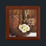 Cowboystiefel, Daisies Horse Bit Country Wedding Geschenkbox<br><div class="desc">Die charmante Cowboy Boots, Daisies und Horse Bit Country Wedding Geschenkboxen kann mit den Namen der Braut und Bräutigam und Ehefeiertag personalisiert werden, um ein dauerhaftes Sake-Geschenk für die Braut oder ihre Brautmädchen zu schaffen. Diese rustikale, auf Reittiere zugeschnittene Schmuckbox mit digitaler Optik zeigt ein altes Blumenfoto mit braunen Western-Cowboystiefeln,...</div>