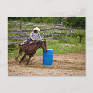 Cowgirl auf dem Pferd, das im Fass-Rennen in Postkarte