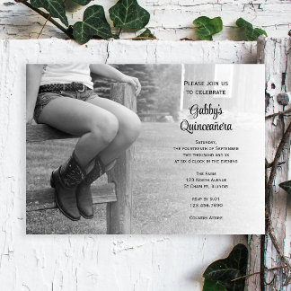 Cowgirl auf Zaun Western Barn Party Quinceañera Einladung
