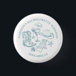 Cowgirl Bachelorette Button<br><div class="desc">Feiern Sie stilvoll mit unserem Cowgirl Junggeselinnen-Abschied BUTTON. Dieses moderne und dennoch Retro-Accessoire besticht durch hübsche, handgezeichnet Illustrationen, die die entspannte Küstenstraße mit Cowgirl-Flair vereinen. Dieses Accessoire eignet sich perfekt für ein lustiges und unvergessliches Wochenende und eignet sich hervorragend für ein Wochenende mit Bachelorette, das den Charme des Westerns mit...</div>