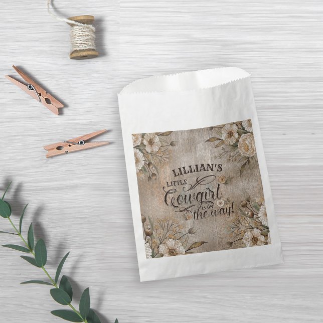 Cowgirl Boho Floral Western Script Geschenktütchen (A little cowgirl is on the way vintage boho western baby shower favor bag)