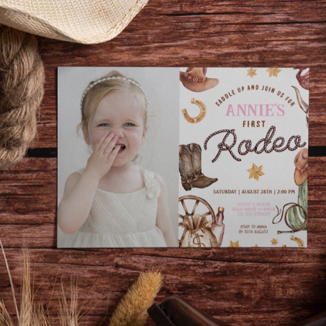 Cowgirl Girl's First Rodeo Foto Geburtstag Foto Einladung (Cowgirl baby girl 1st rodeo wild west digital download template with photo easy to edit instant cute)