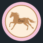 Cowgirl Horse Kid Girl's Birthday Party Thema Runder Aufkleber<br><div class="desc">Dieses bezaubernde Cowgirl 1. Geburtstag Party Thema ist perfekt für den ein Jahr alt,  dass Lieben Pferde und Ponys! Auch gut für jedes Kind,  besonders ein Mädchen! Jeder Pony-Liebhaber wird sich freuen,  seinen ersten Geburtstag zu feiern! Ideal für ein kleines Mädchen's Party!</div>
