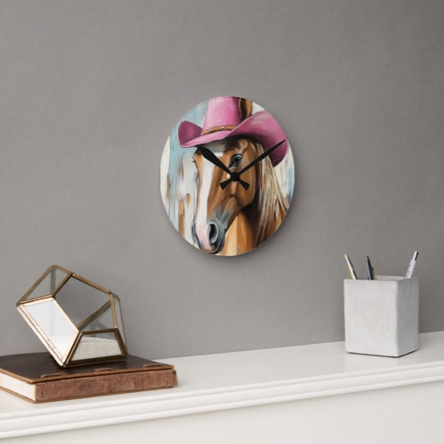 Cowgirl Time: Hot Pink Hat Pferd Rustikaler Charm Runde Wanduhr (Loose Style Painted Horse Wearing Hot Pink Cowgirl Hat on a Round Clock Western Decor)