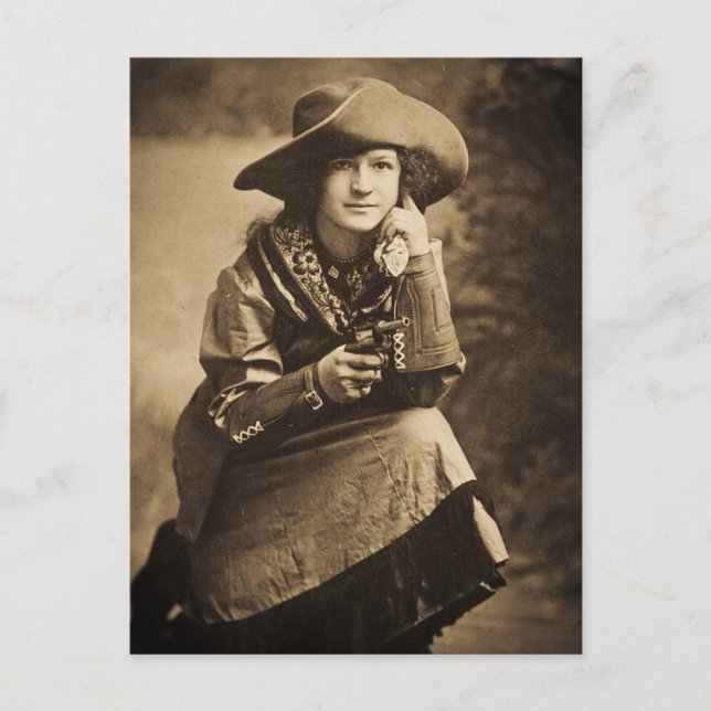 Cowgirl und ihre Six Shooter Vintag Postkarte (Vorderseite)