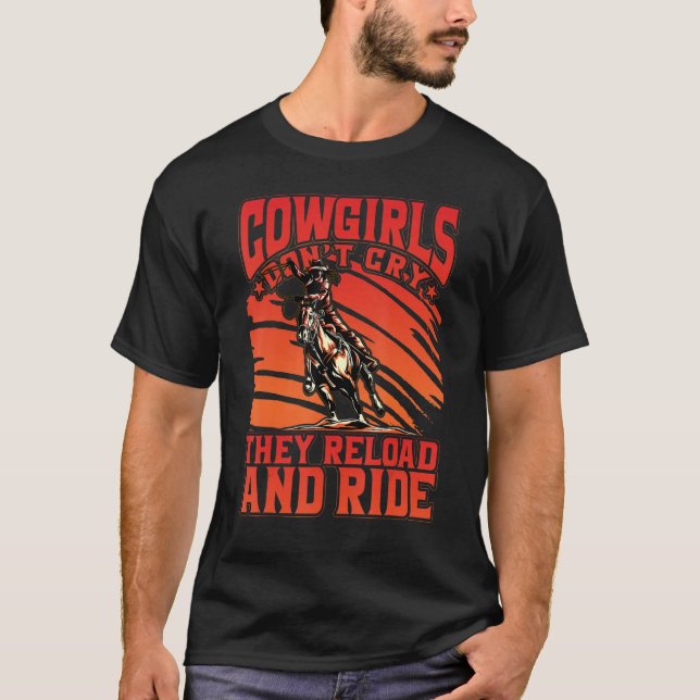 Cowgirls weinen nicht, laden sich um und fahren T-Shirt (Vorderseite)