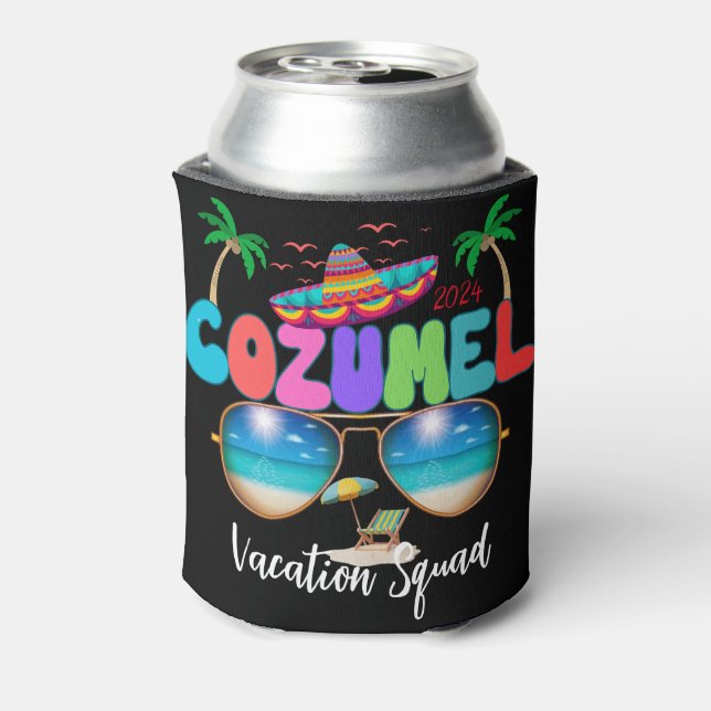 Cozumel Urlaub Squad Sun, Sand und Erinnerungen Me Dosenkühler (Kanne Rückseite)