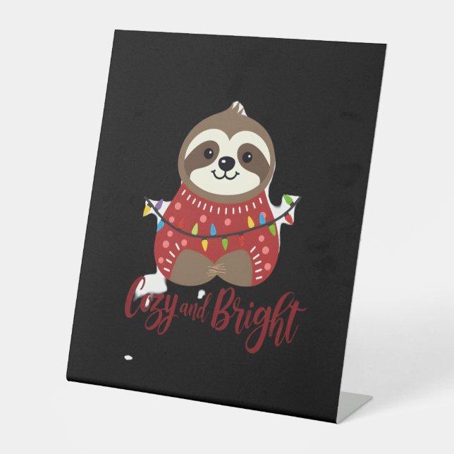 Cozy And Bright Sloth Christmas Lights (1) Sockelschild (Vorderseite)