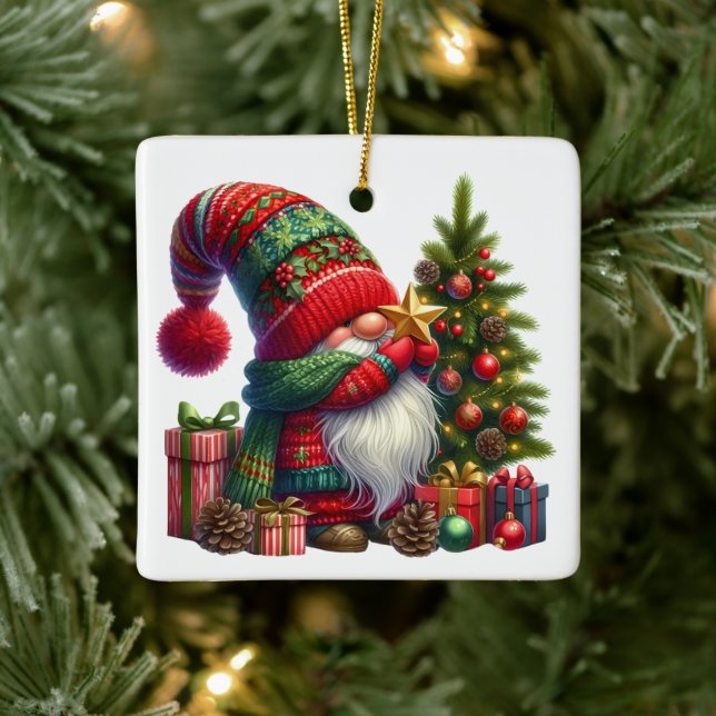 Cozy Christmas Gnome Art – Festive Holiday Keramikornament (Baum)
