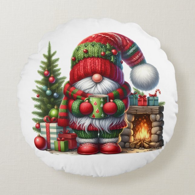 Cozy Christmas Gnome Art – Festive Holiday Rundes Kissen (Vorderseite)