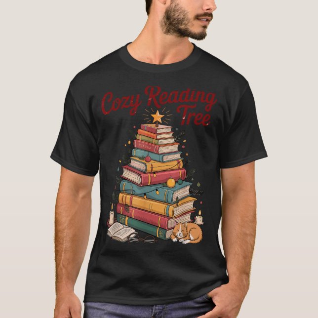 Cozy Christmas Reading Tree Cat Candle Stack Booki T-Shirt (Vorderseite)
