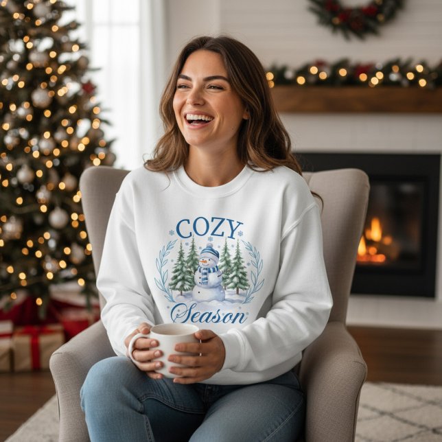 Cozy Season Cute Snowman Winter Christmas Trees Sweatshirt (Von Creator hochgeladen)