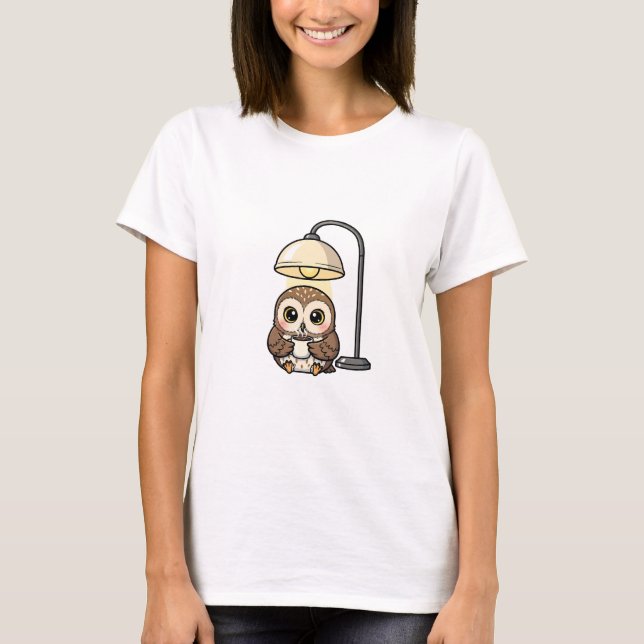 Cozy Wide-Eyed Owl Drinking Coffee Under Warm Lamp T-Shirt (Vorderseite)