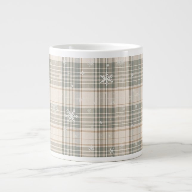 Cozy Winter Plaid & Snowflake Holiday Design Jumbo-Tasse (Vorderseite)