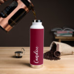Cranberry Red Personalisiert Wedding Bridesmaid Trinkflasche<br><div class="desc">Geschenke deine Hochzeitsjury oder Trauzeugin mit dieser trendigen,  vakuumisolierten Wasserflasche,  die ihren Namen in weißem,  stilisiertem Schrift auf einem kranberroten Hintergrund zeigt,  der zu deinem Hochzeitsfarbenschema passt. Stellen Sie die Flasche nach Belieben durch Bearbeiten und Ersetzen des Namens durch Ihren eigenen Namen ein. Wählen Sie Ihre Wasserflasche.</div>