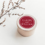 Cranberry Red Personalisiert Wedding Runder Aufkleber<br><div class="desc">Unsere personalisierten Hochzeitsaufkleber in reichhaltigem Cranberry Rot sind die perfekte Touch für Ihre Einladungen,  Favoriten und Dankeschön-Karten. Design zeigt die Namen des Paares in knallig weißer Schrift auf einem Feiertag roten Hintergrund mit "und" in dekorativer Kalligraphie-Skript.</div>