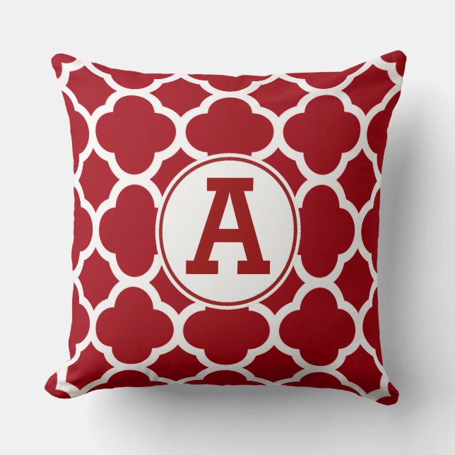 Cranberry Red Quatrefolien Muster Monogramm Kissen (Vorderseite)