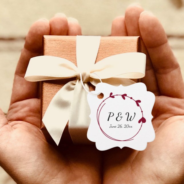 Cranberry Red Simple Heart Wreath Monogram Wedding Geschenkanhänger (In Situ Held)