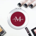 Cranberry Red Stylized Bridesmaid Monogram Taschenspiegel<br><div class="desc">Ein personalisierter Kompaktspiegel für Ihre Hochzeitsfrau oder Trauzeugin,  der ihren Anfangs- und Namen auf einem trendigen,  kranberroten Hintergrund stilisiert. Bearbeiten,  um Initial und Namen zu ersetzen. Wählen Sie Ihren kompakten Spiegelstil aus. Erhältlich in vielen beliebten Hochzeitsfarben.</div>